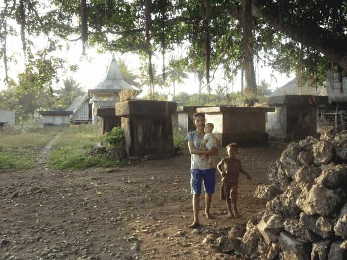 kuburan batu sepanjang jalan masuk kampung adat